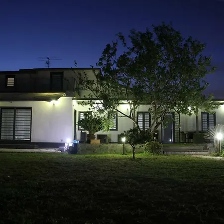 فندق مبيت وإفطار Stone Garden 3*